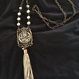 Victorina style medallion necklace